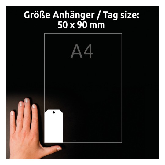 Slika prikazuje roko, položeno poleg etikete z oznako velikosti. Velikost etikete je navedena kot 50 x 90 mm, v ozadju pa je vidno izstopajoče črko 'A4'.