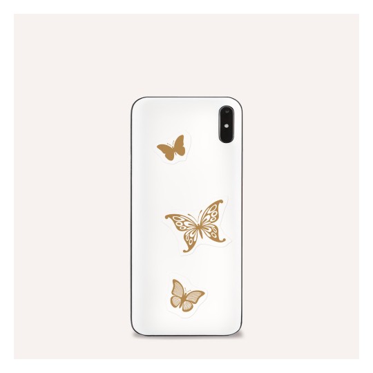 Slika prikazuje bel ovitek za telefon, okrašen z zlatimi motivi metuljev. Ovitek vsebuje tri ilustracije metuljev različnih velikosti in oblik, kar telefonu dodaja umetniški pridih.