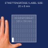 Slika prikazuje roko poleg lista z nalepkami, ki prikazuje velikost nalepke (20 x 8 mm) in format lista (120 x 134 mm) na temno modrem ozadju.