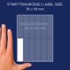 Slika prikazuje roko poleg lista z nalepkami, ki označuje velikost nalepk 76 x 19 mm in velikost lista 120 x 157 mm.