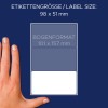 Slika prikazuje roko poleg tabele velikosti nalepk. Naštete so dimenzije nalepk 98 x 51 mm in format lista 101 x 157 mm, vse predstavljeno na temno modrem ozadju.