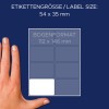 Slika prikazuje roko poleg lista z nalepkami z dimenzijami. Velikost nalepke je 54 x 35 mm, velikost lista pa je 112 x 146 mm.