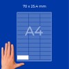 Diagram lista A4 z mrežo in roko, ki kaže na spodnji levi kot, na modrem ozadju?