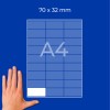 Roka poleg lista A4 z mrežo in eno belo celico za nalepko, besedilo »70 x 32 mm« na vrhu?