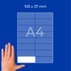 Roka ob modrem listu formata A4 z razporeditvijo mreže in besedilom »105 × 37 mm« na modrem ozadju?
