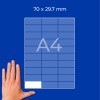 Roka poleg modrega A4 mrežnega lista z oznako 70 × 29,7 mm?