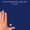 Slika prikazuje roko, ki daje referenco velikosti poleg bele okrogle nalepke. Besedilo navaja velikost nalepke kot Ø 13 mm.