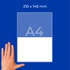 Roka poleg diagrama A4 papirja na modrem ozadju z oznako 210 x 148 mm?
