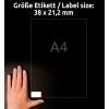 Slika prikazuje roko poleg oznake velikosti A4 nalepke 38 x 21,2 mm na temnem ozadju.