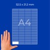 Roka ob listu z mrežo velikosti A4 z dimenzijami 52,5 x 21,2 mm na modrem ozadju?