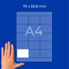 Diagram na listu A4 z mrežo, eno belo celico spodaj levo in roko na levi?