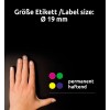 Slika prikazuje roko s prikazanimi prsti na črnem ozadju, skupaj z besedilom 'Größe Etikett /Label size: Ø 19 mm' in štirimi barvnimi krogi, ki predstavljajo nalepke v zeleni, roza, rumeni in vijolični barvi, z besedami 'permanent haftend'.