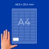 Grafika roke ob listu A4 z mrežo in dimenzijami 48,5 × 25,4 mm?