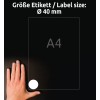 Slika prikazuje roko na levi strani poleg lista papirja velikosti A4. Na papirju je označena velikost etikete kot Ø 40 mm, nad tem pa je besedilo, ki pravi 'Größe Etikett / Label size:'. Ozadje je črno.