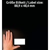 Slika prikazuje roko, postavljeno poleg prazne nalepke na temnem ozadju. Mere nalepke so navedene v nemščini, z dimenzijami 88,9 x 48,4 mm.