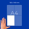 Roka ob diagramu lista formata A4, razdeljenega na štiri pravokotnike, na modrem ozadju?