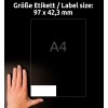 Slika prikazuje roko, ki primerja velikost nalepke z listom papirja A4, pri čemer so mere navedene kot 97 x 42,3 mm.