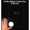 Slika prikazuje roko, nameščeno poleg nalepke velikosti A4, s krožno nalepko premera 69 mm, upodobljeno v beli barvi na črnem ozadju.