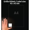 Slika, ki prikazuje velikost nalepke 45 x 45 mm v primerjavi z velikostjo papirja A4, z roko, ki je postavljena zraven za primerjavo velikosti.