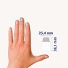 Slika prikazuje roko z urejenimi nohti poleg referenčne merice za predmet, ki ima dimenzije 25,4 mm krat 38,1 mm.