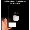 Slika prikazuje roko z nalepko velikosti 102 x 59 mm poleg zvitka praznih nalepk, pri čemer je velikost navedena kot A4.