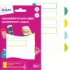 Slika prikazuje paket vodoodpornih etiket Avery. Embalaža je svetlo roza barve z različnimi barvnimi etiketami, vključno z zelenimi, rumenimi in modrimi možnostmi, skupaj z označenimi posodami.