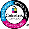Slika prikazuje logotip tehnologije ColorLok, ki poudarja lastnosti, kot so hitrejše sušenje, izrazitejša črnila in živahne barve. Logotip je krožen z ločenimi deli za vsako lastnost in vključuje simbol ključavnice.
