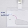 Slika prikazuje prozoren plastični držalo za kartice z zarezo za enostavno vstavljanje in odstranjevanje kartice. Držalo ima sponko in je zasnovano za prikazovanje identifikacijskih ali dostopnih kartic.