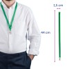 Slika prikazuje osebo z zeleno trakico okoli vratu. Trakica ima sponko in dimenzije 44 cm v dolžino in 1,5 cm v širino. Oseba je oblečena v belo srajco in mornarsko modre hlače.