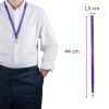 Slika prikazuje osebo, oblečeno v belo srajco in mornarsko modre hlače, z vijolično vrvico okoli vratu, na kateri je pripeta sponka. Podani so tudi dimenziji vrvice, ki sta 44 cm dolžine in 1,5 cm širine.