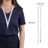 Slika prikazuje osebo, oblečeno v temno majico z belo vrvico okoli vratu. Vrvica ima navedene dimenzije: 44 cm dolžine in 1,5 cm širine, z zaponko na koncu.