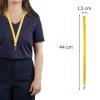 Slika prikazuje osebo, oblečeno v mornarsko majico z rumeno vrvico okoli vratu. Vrvica je z dimenzijami: dolžina 44 cm in širina 1,5 cm.