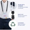 Slika prikazuje trak za priponke, ki je zasnovan za identifikacijske kartice in ima dvojni kovinski karabin, varnostno sponko ter opombo o trajnostnih materialih, narejenih iz recikliranih PET plastičnih steklenic.