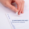 Slika prikazuje roko, ki odlepi zapestnico iz lista, ki vsebuje deset zapestnic. List je označen z informacijami o tiskanju lastnih zapestnic.