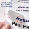 Slika prikazuje bližnji posnetek etikete iz visoko kakovostne acetatne svile. Na njej piše beseda 'Avery' in ime 'Paul Meyer', kar poudarja, da tesno prilega oblačilom.