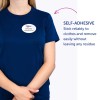 Slika prikazuje osebo v modri srajci s samolepilno značko z imenom, na kateri piše 'B. Carlos, direktor marketinga.' Besedilo poudarja lepilno lastnost značke, ki zagotavlja zanesljivo pritrditev in omogoča odstranitev brez sledi.
