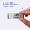 Slika prikazuje roko, ki drži priponko iz nerjavečega jekla z napisom 'Avery' in imenom 'Paul Meyer'. Poudarja, da je na voljo 10 priponk v določenem formatu 68 x 22 mm.