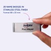 Slika prikazuje značko z imenom iz nerjavečega jekla z napisom 'Avery Paul Meyer'. Značko drži roka osebe. Ozadje je svetlo vijolično, dimenzije značke pa so 68 x 22 mm.