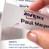 Slika prikazuje bližnji posnetek vizitke, ki se drži, z izstopajočim napisom 'Avery', imenom 'Paul Meyer' in podrobnostmi o vložkih iz visokokakovostnega papirja.