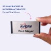 Slika prikazuje roko, ki drži priponko z imenom 'Avery' in imenom 'Paul Meyer', kar kaže, da je del kompleta 20 priponk v moderni antracitni barvi, velikosti 70 x 30 mm.