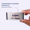 Slika prikazuje osebo, ki drži priponko z imenom 'Avery Paul Meyer' in prikazuje pet priponk v sodobni antracitni barvi, dimenzij 70 x 30 mm.
