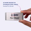 Slika prikazuje roko, ki drži značko z imenom iz nerjavečega jekla. Na znački sta ime 'Paul Meyer' in logotip 'Avery'. Označuje, da izdelek vsebuje 10 značk z dimenzijami 70 x 30 mm.