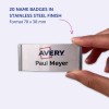 Slika prikazuje roko, ki drži značko iz nerjavečega jekla z napisom 'Avery Paul Meyer'. Omenja, da je na voljo 20 značk v izvedbi iz nerjavečega jekla, velikosti 70 x 30 mm.