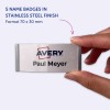 Slika prikazuje osebo, ki drži značko z imenom, na kateri je napis 'Avery Paul Meyer.' Kaže, da je izdelek komplet petih značk z imenom v nerjavečem jeklenem finišu, velikosti 70 x 30 mm.