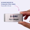 Slika vključuje 10 imenskih značk v iz nerjavečega jekla, na katerih so prikazani logotip 'Avery' in ime 'Paul Meyer'. Značke so prikazane v roki osebe.