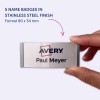 Slika prikazuje roko, ki drži značko iz nerjavečega jekla z napisom 'Avery' in imenom 'Paul Meyer'. Označuje, da je v tem formatu pet značk, ki merijo 80 x 34 mm.