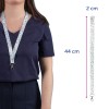 Slika prikazuje osebo z vrvico s cvetličnim vzorcem okoli vratu. Vrvica meri 44 cm v dolžino in 2 cm v širino ter je namenjena za držanje predmetov, kot so ključi ali izkaznice.