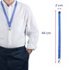 Slika prikazuje osebo, oblečeno v belo srajco, okoli vratu pa ima moder trak z zaponko na koncu. Trak meri 44 cm v dolžino in 2 cm v širino.
