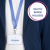 Slika prikazuje osebo, oblečeno v mornarsko modrino blazer in belo srajco, z modrim trakom, na katerem je pripeta značko z imenom 'MELVIN DOPPER, Designer'. Prisotna je tudi krožna grafika z napisom 'Idealno za NOSILCE ZNAČK'.