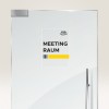 Slika prikazuje vrata z napisom 'MEETING RAUM III' poleg rumene črte in logotipa 'Avery Zweckform'.